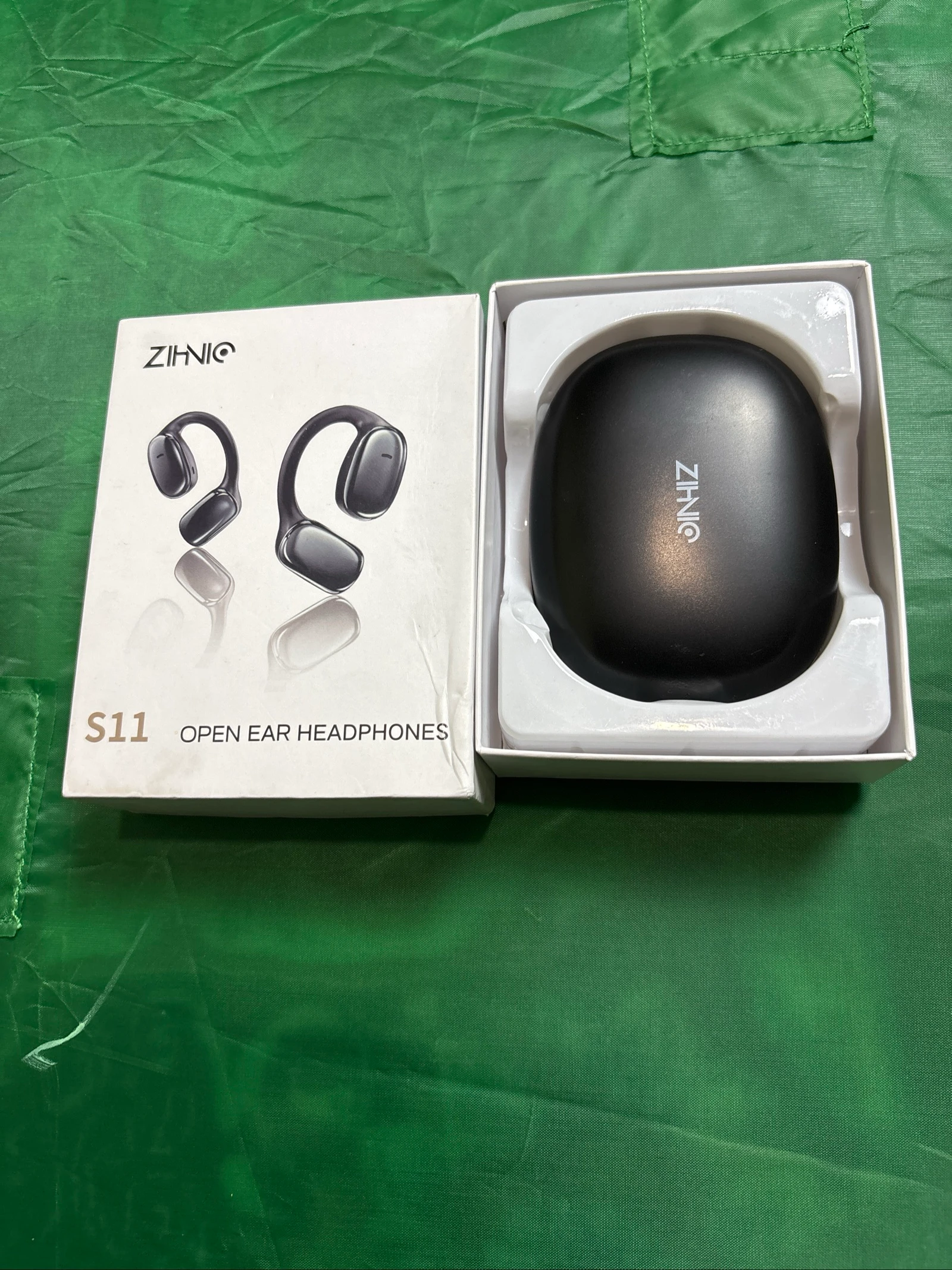 Ear headphones 